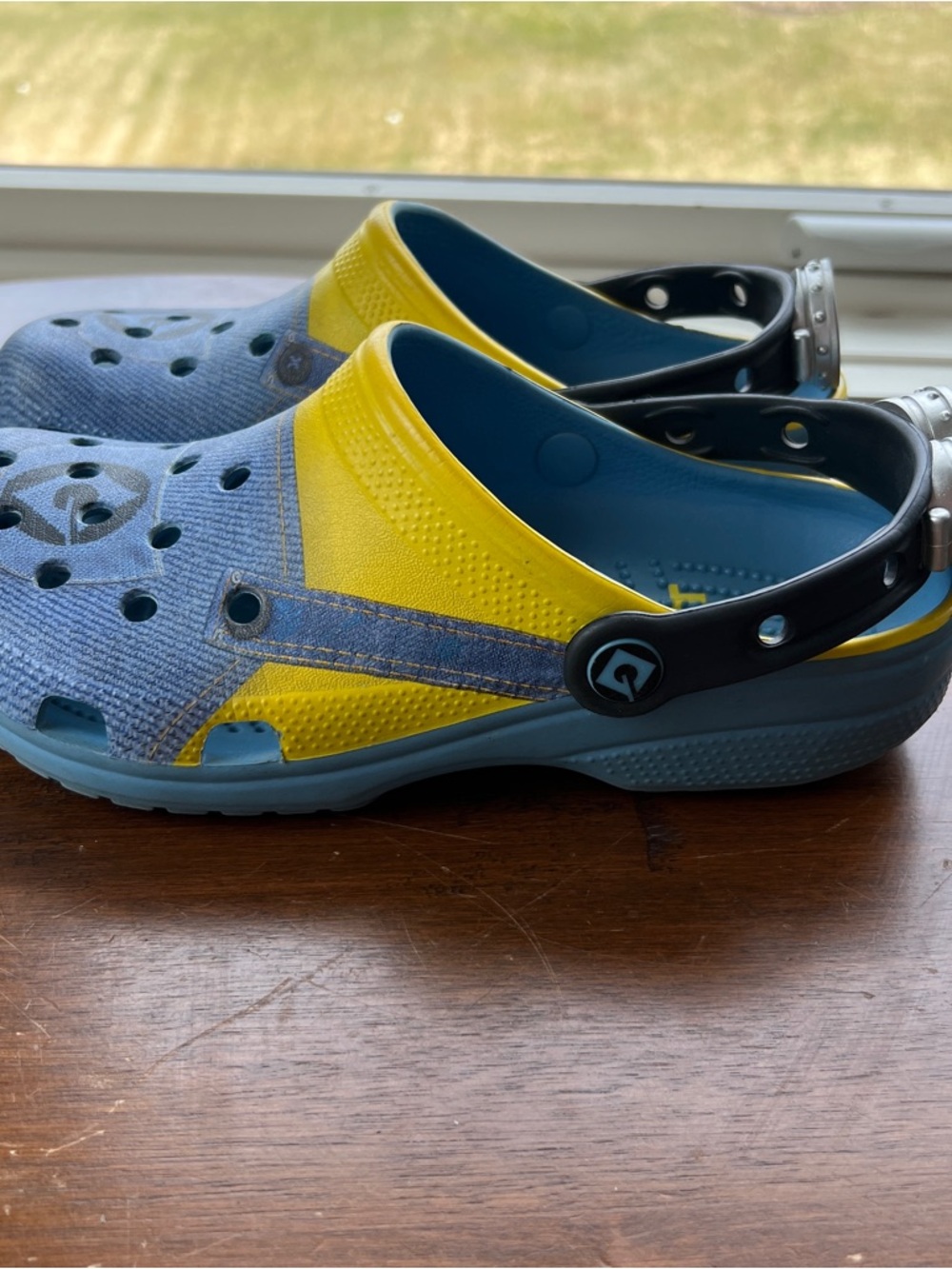 Crocs Despicable Me Minions Classic Clogs-size 5 youth